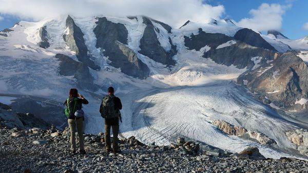 Penampakan Gletser di Swiss yang Terus Menyusut