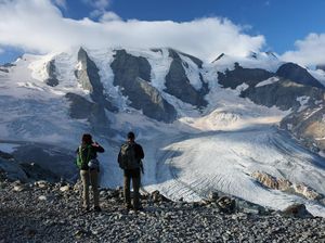 Penampakan Gletser di Swiss yang Terus Menyusut