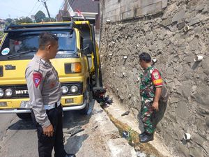 Truk Gagal Nanjak Tabrak Motor di Depok, 2 Orang Ibu-ibu Terluka