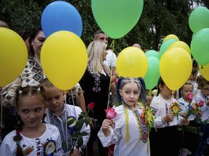 Potret Anak-anak Ukraina Kembali Sekolah di Tengah Serangan Rusia