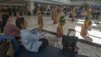 Potret Penari Peringati Hari Pelanggan Nasional di Bandara Adi Soemarmo