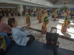 Potret Penari Peringati Hari Pelanggan Nasional di Bandara Adi Soemarmo