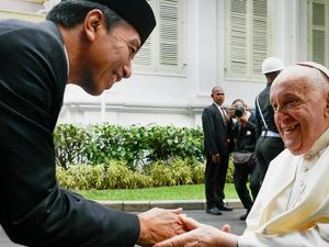 Momen Jokowi Membungkuk Salami Paus Fransiskus hingga Antar ke Mobil