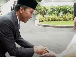 Senyum Paus Fransiskus Disalami Jokowi Saat Tiba di Istana