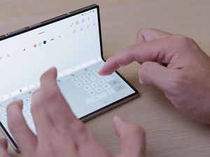 Pasar HP Layar Lipat Menurun, Samsung Masih Jadi Jawara