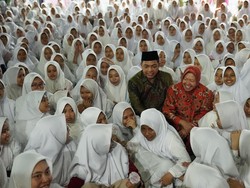 Sowan ke Ponpes, Risma-Gus Hans Dapat Doa Restu dari Ribuan Santri