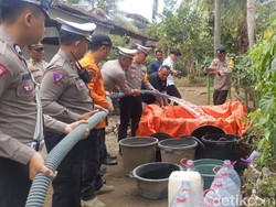 12.000 Liter Air Bersih Disalurkan ke Desa Kekeringan di Trenggalek