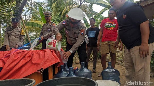 Polisi Distribusikan Air Bersih ke Desa Kekeringan di Trenggalek