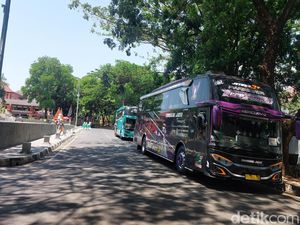 Sopir Bus-Elf Keluhkan Pungli Parkir di Kompleks Pemda Cirebon