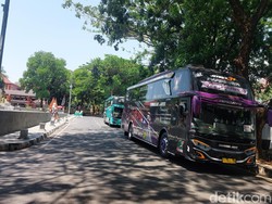 Sopir Bus-Elf Keluhkan Pungli Parkir di Kompleks Pemda Cirebon