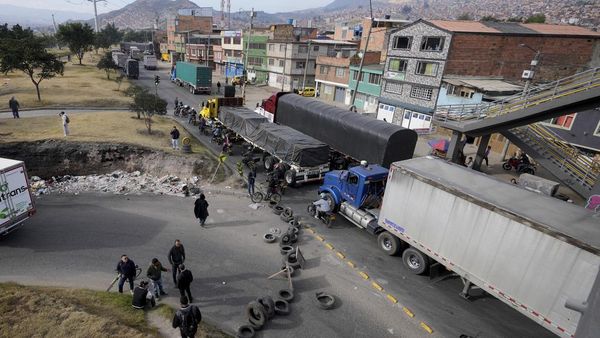 Sopir Truk di Kolombia Blokir Jalan, Protes BBM Mahal!