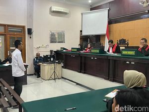 Suami Jual Istri Sambil Bawa Anak di Mojokerto Divonis 3 Tahun 10 Bulan Bui Suami Jual Istri Sambil Bawa Anak di Mojokerto Divonis 3 Tahun 10 Bulan Bui