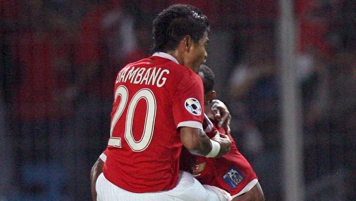 Timnas Indonesia Indonesian Ellie Aiboy (#8) hugs teammate Bambang Pamungkas (#20) after scoring a goal against Saudi Arabia during their Asian Cup 2007 Group D football match at the Bung Karno stadium in Jakarta, 14 July 2007. The score is 1-1 as the match continues. AFP PHOTO/Jewel SAMAD (Photo by JEWEL SAMAD / AFP)
