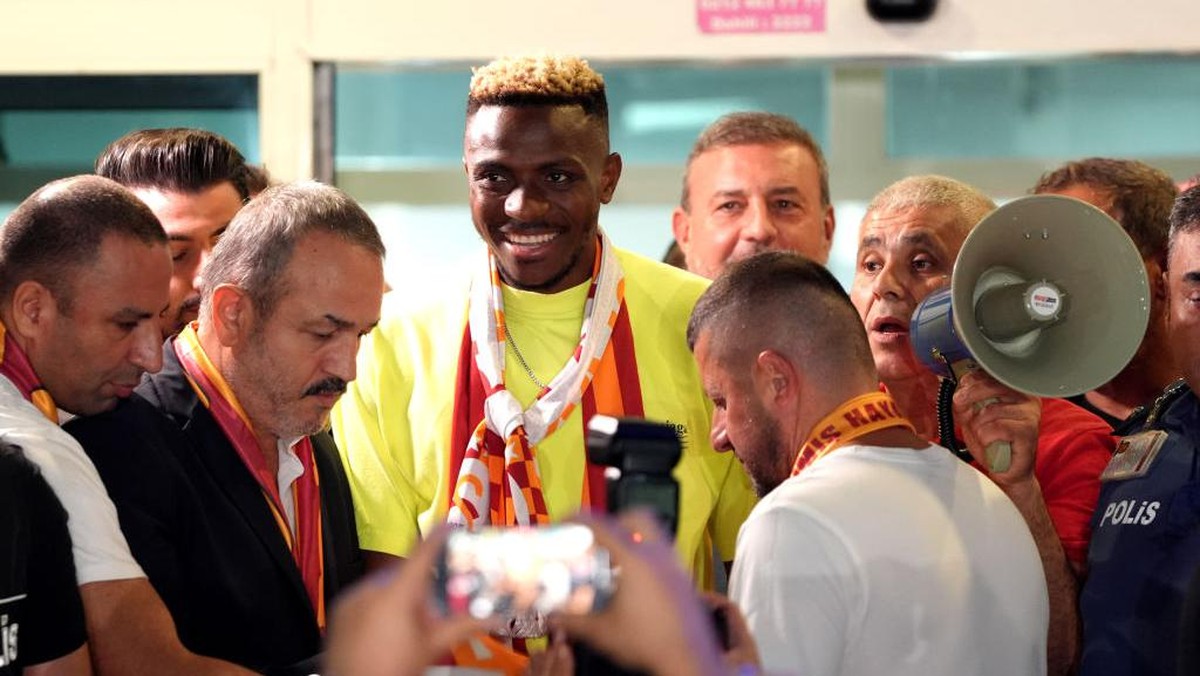 Osimhen (berbaju kuning) sewaktu tiba di Istanbul pada 3 September. Foto: Anadolu via Getty Images/Anadolu
