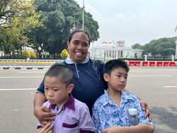 Senangnya Warga Bertemu dan Disapa Paus Fransiskus di Depan Istana