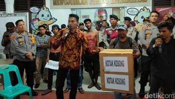 Momen Warga Asahan Bawa Kotak Kosong Daftar Pemilihan Bupati