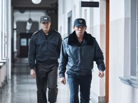 12.12: The Day digarap Kim Sung-su, sutradara yang juga dikenal lewat sederet film hit seperti City of the Rising Sun (1999), The Flu (2013), dan Asura (2016).