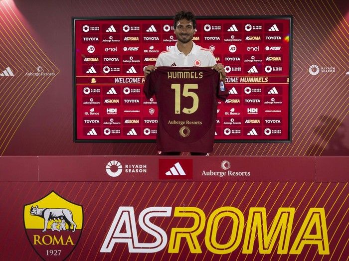 ROME, ITALY - SEPTEMBER 04:  AS Roma new signing Mats Hummels during his first day at Centro Sportivo Fulvio Bernardini on September 04, 2024 in Rome, Italy. (Photo by Luciano Rossi/AS Roma via Getty Images)