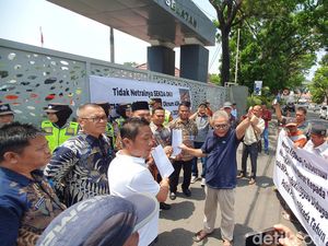 Massa Tuntut Sekda OKU Diberhentikan karena Dianggap Tak Netral di Pilkada Massa Tuntut Sekda OKU Diberhentikan karena Dianggap Tak Netral di Pilkada