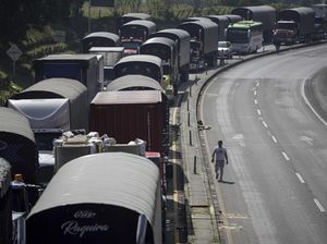 Aksi Protes Sopir Truk Bikin Lalu Lintas di Ibu Kota Kolombia Lumpuh Aksi Protes Sopir Truk Bikin Lalu Lintas di Ibu Kota Kolombia Lumpuh