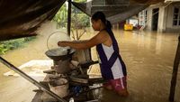 Aktivitas Warga Filipina Dikala Banjir Melanda