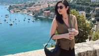 Pose Cantik Amanda Rigby saat Ngopi di Paris