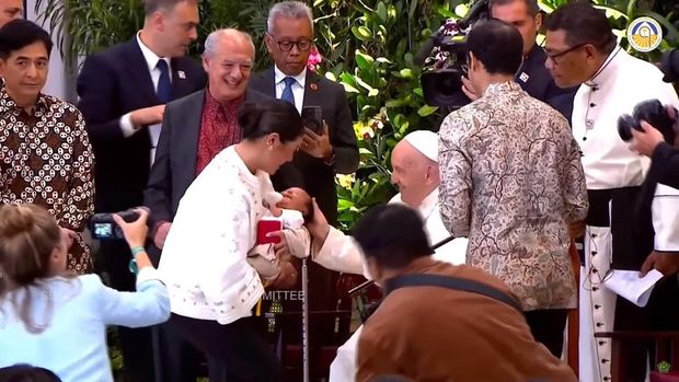 Anak Nadiem Makarim Diberkati Paus Fransiskus