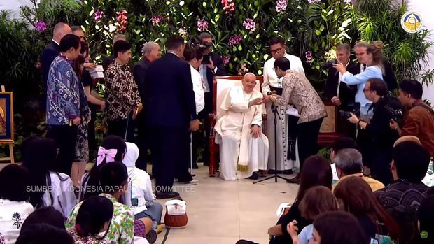 Anak Nadiem Makarim Diberkati Paus Fransiskus