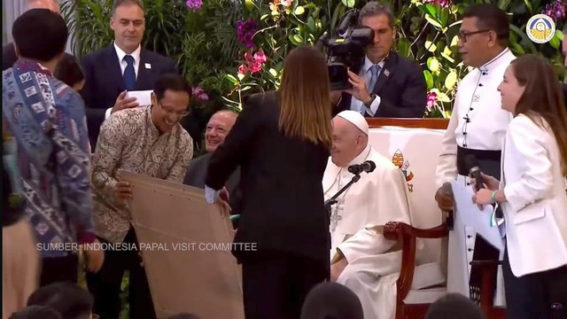 Berita Viral Selebriti dari InsertLive : Selain Diberkati, Paus Fransiskus Kasih Benda Ini ke Anak Bungsu Nadiem Makarim