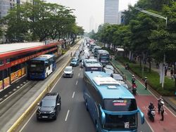 Bus Peserta Misa Paus Fransiskus Mulai Berdatangan di GBK, Lalin Tersendat