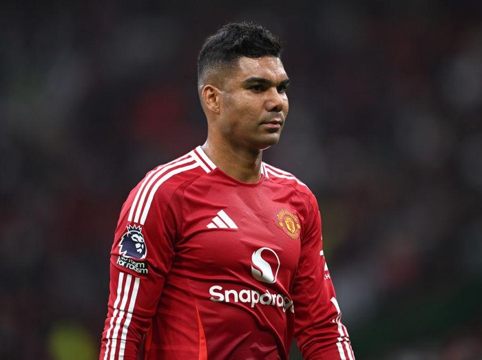 MANCHESTER, ENGLAND - SEPTEMBER 01: Casemiro of Manchester United looks dejected, as they walk off for half time during the Premier League match between Manchester United FC and Liverpool FC at Old Trafford on September 01, 2024 in Manchester, England. (Photo by Shaun Botterill/Getty Images)