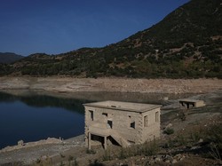 Desa Kallio yang Tenggelam Muncul Lagi saat Danau Mornos Kekeringan