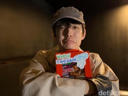 Ekspresi Eaj Dapat Sekaleng Mie Instan Warmindo