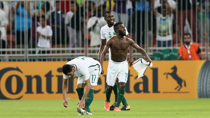 JEDDAH, SAUDI ARABIA - SEPTEMBER 05:  Fahad Al Muwallad (R) of Saudi Arabia celebrates scoring the opening goal with his team mates during the FIFA World Cup qualifier match between Saudi Arabia and Japan at the King Abdullah Sports City on September 5, 2017 in Jeddah, Saudi Arabia.  (Photo by Koji Watanabe/Getty Images)