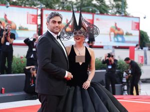 Helai Rumput Jadi Cincin Tunangan Lady Gaga Helai Rumput Jadi Cincin Tunangan Lady Gaga