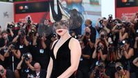 7 Gaya Dramatis Lady Gaga, Menghebohkan Red Carpet Venice Film Festival