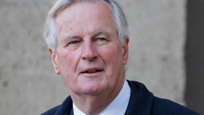 FRANCE-POLITICS-LR French politician and former European Union chief negotiator Michel Barnier leaves after an emergency executive board meeting called by French right-wing party Les Republicains (LR) vice-president Annie Genevard at the Musee Social in Paris on June 12, 2024. The president of the French right-wing party Les Republicains (LR) is threatened to be expelled after calling for an alliance with French far-right party Rassemblement National (RN), ahead of snap elections for a new National Assembly. (Photo by Dimitar DILKOFF / AFP)