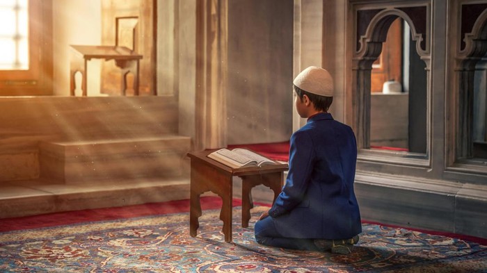 Ilustrasi Membaca Al-Quran Ilustrasi seorang anak sedang membaca Al-Quran