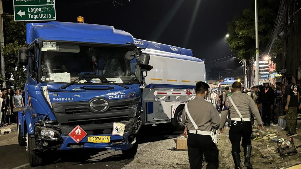 Begini Kondisi Truk Tangki Usai Kecelakaan Maut di Jakut Begini Kondisi Truk Tangki Usai Kecelakaan Maut di Jakut