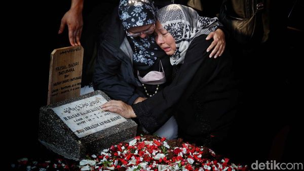 Isak Tangis Keluarga Iringi Pemakaman Faisal Basri