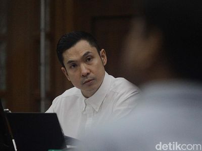 Jalani Sidang, Harvey Moeis Serius Dengarkan Keterangan Saksi