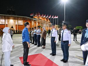 Didampingi Iriana, Jokowi Berangkat ke Jatim untuk Resmikan RS hingga Jalan Didampingi Iriana, Jokowi Berangkat ke Jatim untuk Resmikan RS hingga Jalan