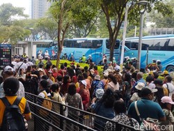 Walau Kaki Sakit, Nenek Asal Jateng Ini Tetap ke GBK demi Misa Paus Fransiskus