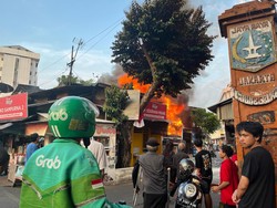Warung Sayur di Gambir Jakpus Terbakar, Warga Berlarian Sambil Teriak