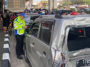 Truk Tronton Alami Rem Blong Tabrak 3 Mobil di Bogor, Lalin Sempat Macet