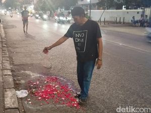 Keluarga Korban Tewas Kecelakaan Truk Tangki Plumpang Tabur Bunga di TKP Keluarga Korban Tewas Kecelakaan Truk Tangki Plumpang Tabur Bunga di TKP