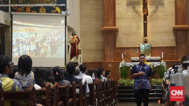 Ribuan umat Katolik memadati Gereja Santo Antonius Padua Kotabaru, Yogyakarta untuk mengikuti Perayaan Ekaristi atau Misa Agung yang dipimpin oleh Paus Fransiskus dan disiarkan secara daring dari Stadion Gelora Bung Karno, Jakarta, Kamis (5/9) sore.