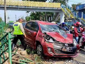 Tabrakan Beruntun Libatkan 4 Mobil di Depan SMAN 3 Palembang