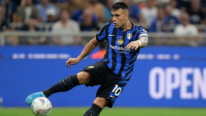 Soccer Football - Serie A - Inter Milan v Atalanta - San Siro, Milan, Italy - August 30, 2024 Inter Milans Lautaro Martinez in action REUTERS/Daniele Mascolo