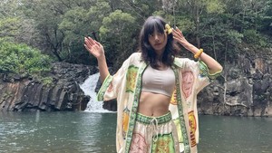 7 Gaya Liburan Lisa BLACKPINK Jadi Nature Girl, Tampil Cantik Tanpa Makeup